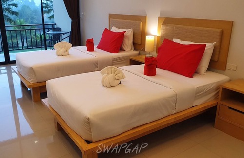 Ban Ta Khun Hotel | Cozy Takhun Mountain View Hotel with Pool and Restaurant