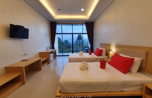 Ban Ta Khun Hotel | Cozy Takhun Mountain View Hotel with Pool and Restaurant