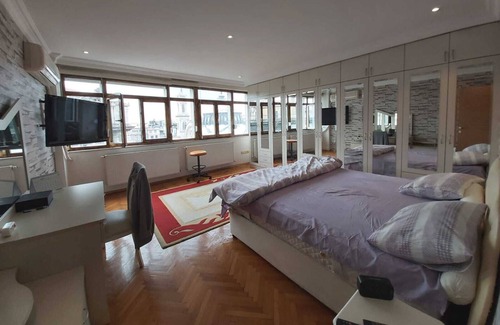 Kabatas Apartment | Cozy Retreat by Taksim Square and Bosphorus