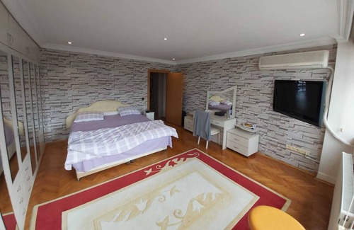 Kabatas Apartment | Cozy Retreat by Taksim Square and Bosphorus