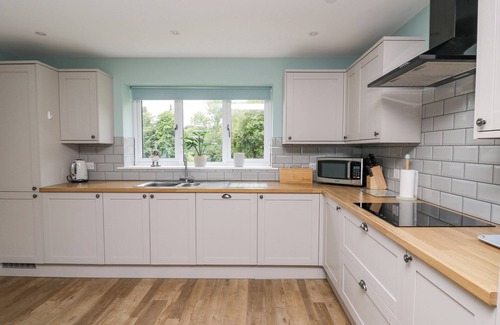 Builth Wells Cottage | Relaxing Talar Ddu Cottage with Hot Tub & Pet-Friendly Space