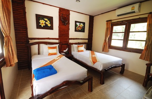 Khanom Hotel | Relax at Talkoo Beach Resort Khanom with Pool & Dining