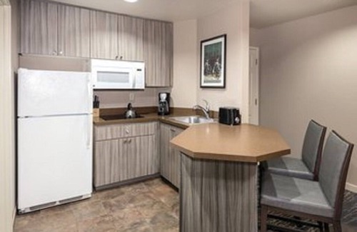 Redmond Resort | Explore Nature's Beauty with Spa and Hot Tub Amenities
