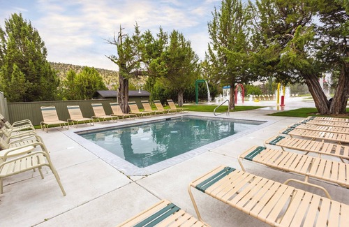 Redmond Resort | Explore Nature's Beauty with Spa and Hot Tub Amenities