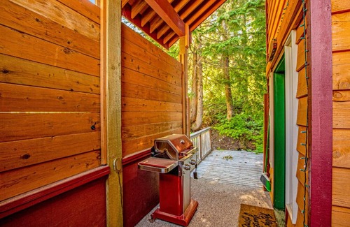 Hyak House | Family-Friendly Retreat at Tall Timber Lodge in Nature