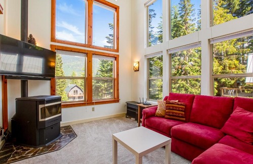 Hyak House | Family-Friendly Retreat at Tall Timber Lodge in Nature