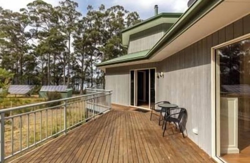 Hastings House | Serene Escape: Tall Trees Retreat on Hastings Lagoon