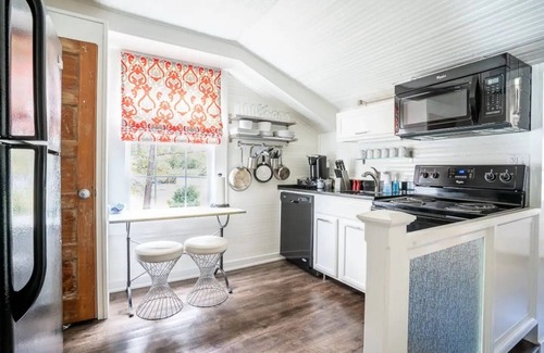 New Albany House | Perfect Stay at Tallahatchie Townhouse | Downtown Retreat