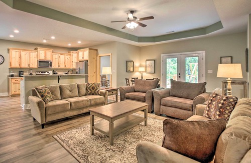 East Tallassee Cabin | Forest View Cabin Escape: Guest Rated 9.6/10 with Spa!