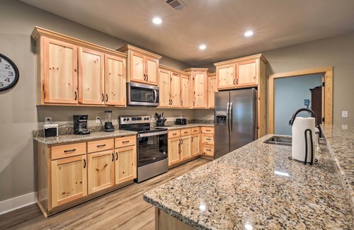 East Tallassee Cabin | Forest View Cabin Escape: Guest Rated 9.6/10 with Spa!