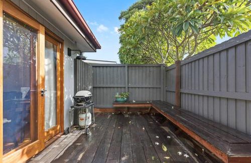 Suffolk Park Apartment | Relaxing Tallows Studio: Dog-Friendly & Steps to the Beach