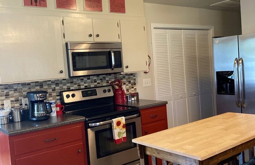 Robbinsville House | Top-Rated Tallulah House: Child Friendly with Modern Amenities