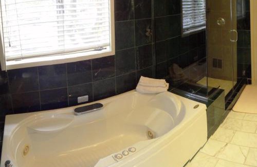 Northwest Carmel Hotel | Discover Tally Ho Inn: Family-Friendly Stay with Great Reviews