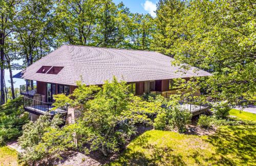 Harbor Springs House | Discover Tally-Sun on the Bluff: Family-Friendly Retreat