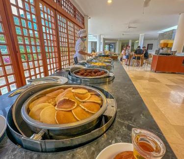El Rodadero Hotel | Relax at Tamaca Beach Resort with Oceanfront Amenities
