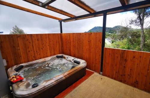 La Plaine des Cafres Hotel | Premier Tamar'Inn: 10/10 Rating with Hot Tub & Breakfast