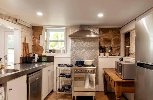 Hobart Central Business District House | Tamara Cottage Historic Warmth