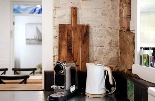 Hobart Central Business District House | Tamara Cottage Historic Warmth