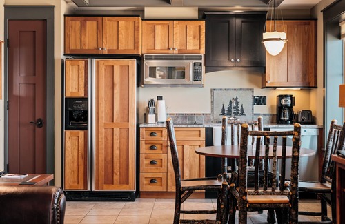 Traverse City Hotel | Inviting Tamarack Lodge: Pool, Ocean Views & Spa Retreat