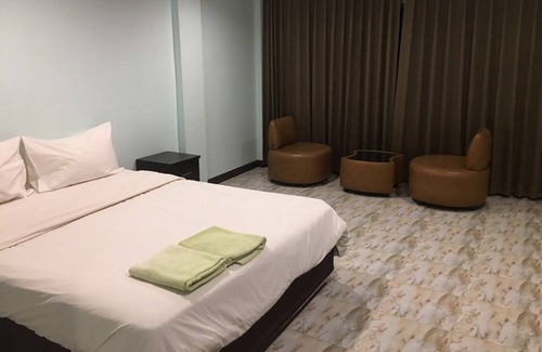 Khon Kaen Hotel | Discover Tamarind Residences: Family-Friendly with Breakfast