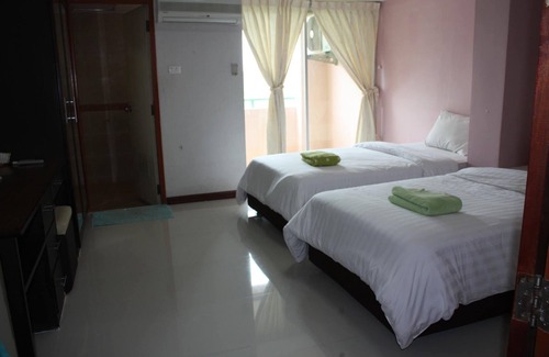 Khon Kaen Hotel | Discover Tamarind Residences: Family-Friendly with Breakfast