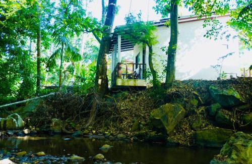 Wellawaya Hotel | Guest Rated: Tamarind Tree House with Family-Friendly Dining