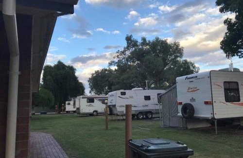 Tambo Hotel | Discover Tambo Mill Motel & Caravan Park: Family-Friendly Stay