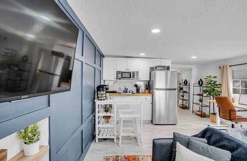Town N County Park Apartment | Discover Tampa's Hidden Gem - Cozy 1BR Guest Suite