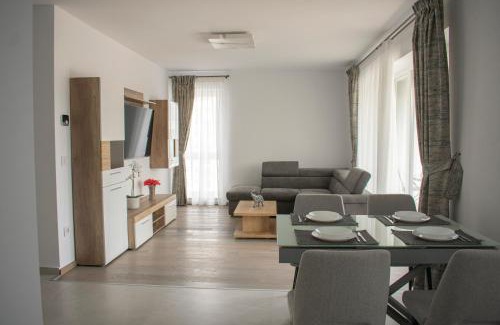 Tractorul Apartment | Pet-Friendly Tampa View Kasper - Guest Rated 9.8