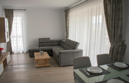 Tractorul Apartment | Pet-Friendly Tampa View Kasper - Guest Rated 9.8