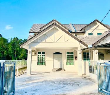 Kampung Durian Mas House | Discover Tamu Timur Homestay: Child-Friendly Comfort Awaits