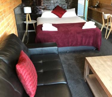 South Tamworth Hotel | Pet-Friendly Retreat at Tamworth Central Motel with Pool