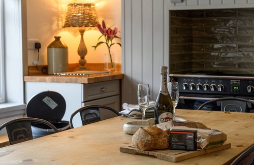 Holyhead House | Tan Y Cytiau: Family-Friendly Retreat with Breakfast Included