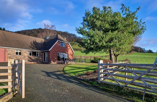 Newtown Cottage | Discover Tranquility at Tan-Y-Dderwen Retreat