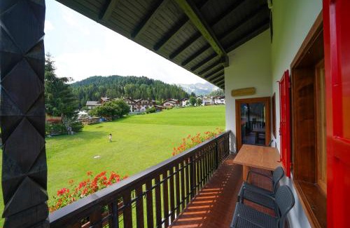 Pie Falcade Apartment | Discover Tana del Picchio: Family-Friendly Retreat with Dining
