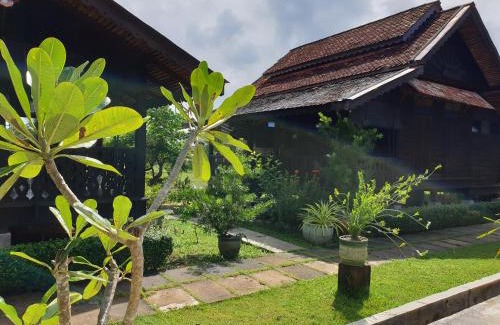 Kampung Kedawang House | Relaxing Tanabendang Banglos with Pool & Child-Friendly Perks