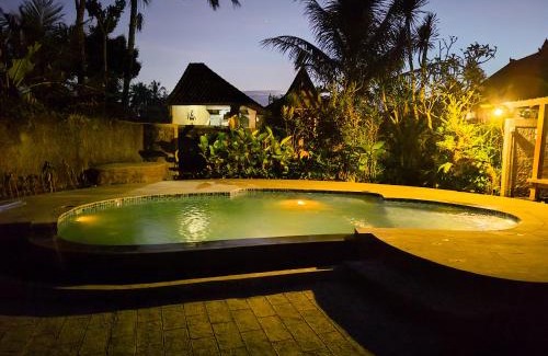 Tampaksiring Villa | Pet-Friendly Getaway: Tangkas Wooden House with Pool