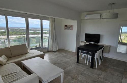 Victoria Apartment | Relaxing Tango Victoria 13C with River Views & Pool