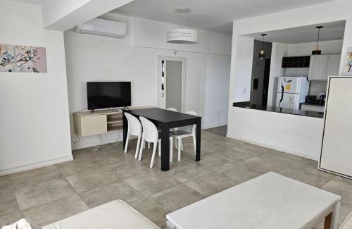 Victoria Apartment | Relaxing Tango Victoria 13C with River Views & Pool