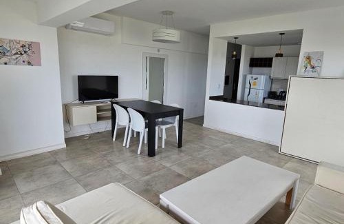 Victoria Apartment | Relaxing Tango Victoria 13C with River Views & Pool
