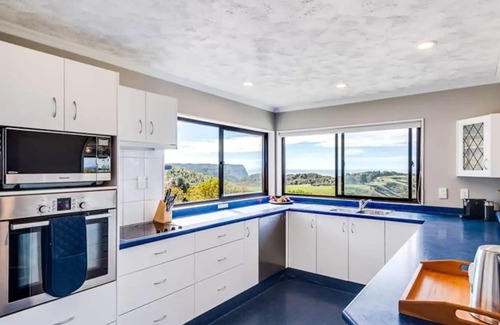 Tangoio House | Beachfront Tango10 Accommodation with Ocean View Kitchen