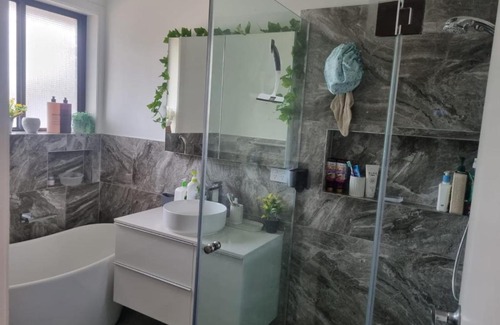 Rowville House | Cozy Tani Family Home - Guest Rated 9/10 for Comfort