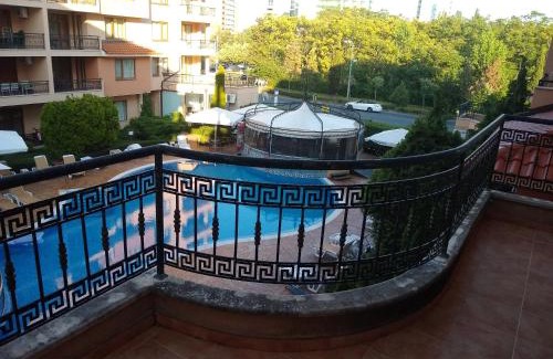 Chaika Apartment | Discover Tania's Home: Oceanfront Oasis with Pool