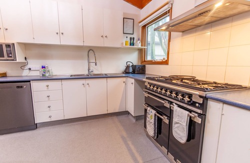 Baw Baw Village Cabin | Discover Tanjil Creek Lodge: Modern Bedroom with Kitchenette