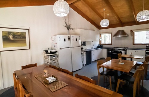 Baw Baw Village Cabin | Discover Tanjil Creek Lodge: Modern Bedroom with Kitchenette