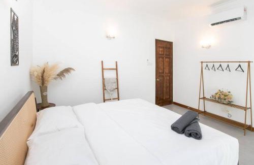 Tanjung Bungah Villa | Spacious Tanjung Bungah Villa with Pool for 20 Guests