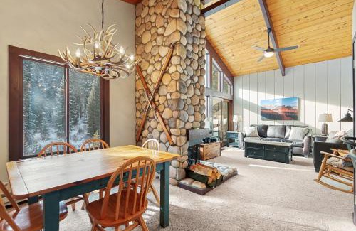 Peak 9 Apartment | Cozy Tannenbaum by the River 302 with Hot Tub Access
