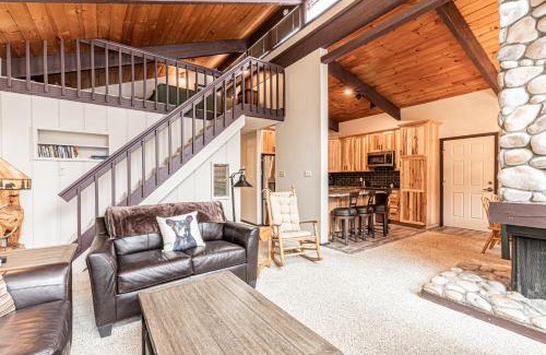 Peak 9 Apartment | Cozy Tannenbaum by the River 302 with Hot Tub Access