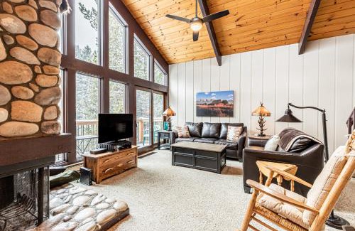 Peak 9 Apartment | Cozy Tannenbaum by the River 302 with Hot Tub Access