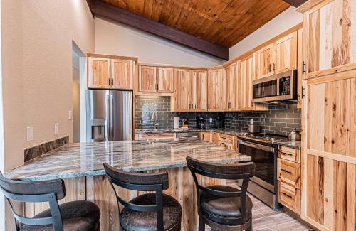 Peak 9 Apartment | Cozy Tannenbaum by the River 302 with Hot Tub Access